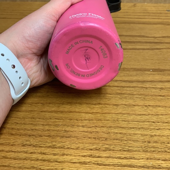 Hydro flask water bottle pink color bottom has minor chipped paint - Picture 5 of 5